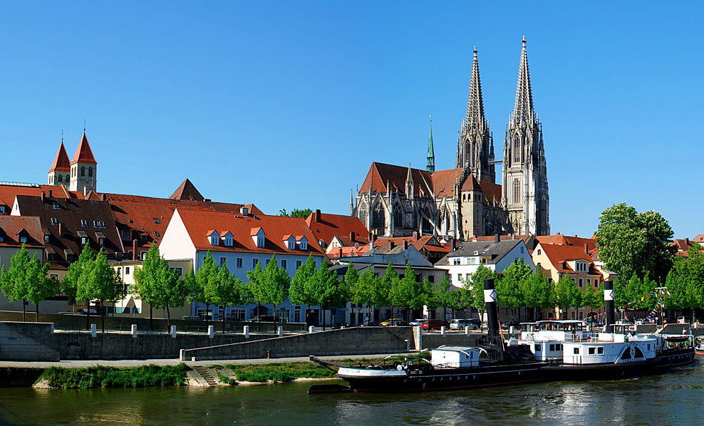 Regensburger Dom Cathedral of Saint Peter with the Schifffahrtsmuseum maritime museum on the Danube river